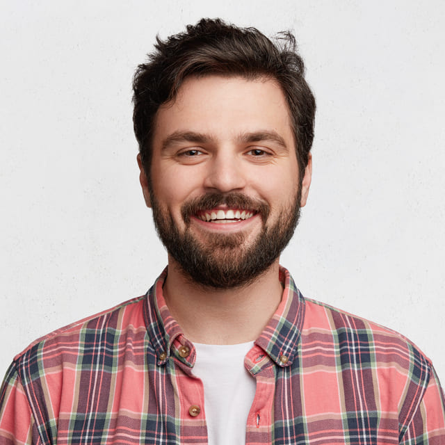 young-bearded-man-with-striped-shirt (1)